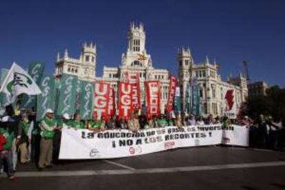 La pancarta, en la Plaza Cibeles, que abre la manifestación convocada por los sindicatos CCOO, ANPE, CSI-F, FETE-UGT y STES contra las medidas de ahorro en educación promovidas por el Gobierno, en Madrid. EFE/Archivo