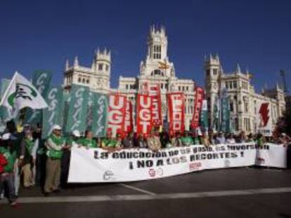 La pancarta, en la Plaza Cibeles, que abre la manifestación convocada por los sindicatos CCOO, ANPE, CSI-F, FETE-UGT y STES contra las medidas de ahorro en educación promovidas por el Gobierno, en Madrid. EFE/Archivo