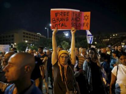 El fiscal inculpa por homicidio al militar que remató a un joven. Miles de personas le apoyan en Tel Aviv