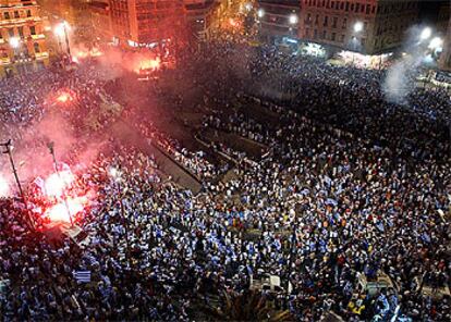 La plaza Omonia, de Atenas, fue el centro de la explosin de jbilo de los griegos.