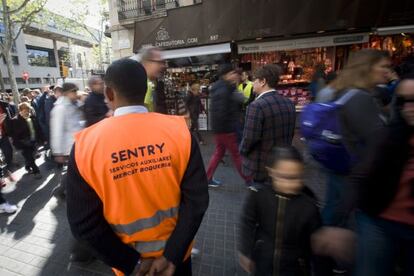 Un vigilante controla la entrada de grupos de turistas en La Boqueria. 