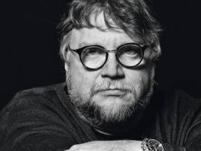 Guillermo del Toro, fotografado com exclusividade para ICON, com jeito de não estar pensando em monstros que sofrem e em criaturas de aspecto ameaçador, mas ultrassensíveis.