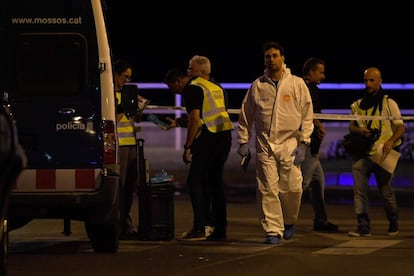 El quinto terrorista ha sido abatido horas después cuando ha sido localizado desde un helicóptero por los policías. En la imagen, agentes de policía inspeccionan la zona donde abatieron a los terroristas.