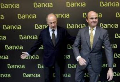 El ministro de Economía, Luis de Guindos (d), y el ex presidente de Bankia, Rodrigo Rato. EFE/Archivo