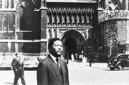 1961. Nelson Mandela en Londres dentro de uno de sus por Europa.