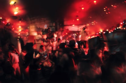 Interior de un club de baile.