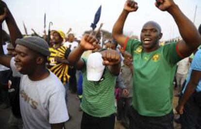 Mineros celebran el acuerdo alcanzado con la compañía minera Lonmin tras semanas de huelga en Marikana (Sudáfrica), en la que han muerto 145 personas. EFE/Archivo