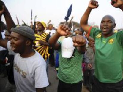 Mineros celebran el acuerdo alcanzado con la compañía minera Lonmin tras semanas de huelga en Marikana (Sudáfrica), en la que han muerto 145 personas. EFE/Archivo