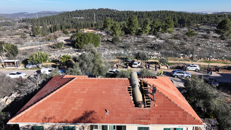 Un dron lanzado desde Yemen impacta en el tejado de una vivienda en Mevo Beitar (Israel), este martes.