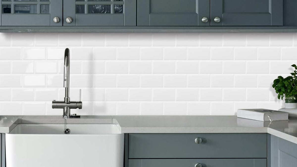 Sin albañiles ni escombros: los azulejos adhesivos que transforman tu cocina por poco dinero
