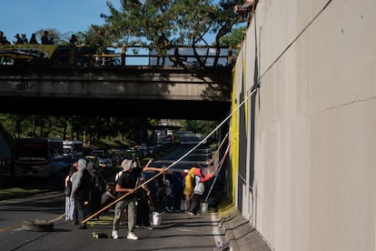 Colectivos de graffiti de Medellín pintan nuevamente el mural borrado por la Alcadía de Medellín, el 14 de enero de 2025.