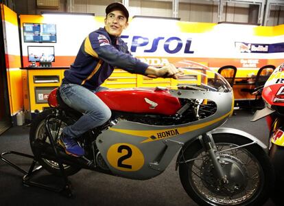 M&aacute;rquez, en Motegi y sobre la RC181 de Jim Redman, la primera Honda de competici&oacute;n en 500cc. 