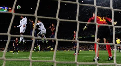 Varane remata ante Piqué para hacer el 1 a 3.