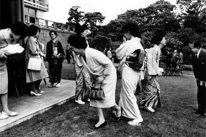 En 1964 publica su libro dedicado a la capital japonesa. Su método es el mismo: fotos directas y cotidianas.