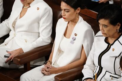 Alexandra Ocasio-Cortez en el Congreso junto con varias juristas demócratas que acordaron vestir blanco como homenaje al movimiento sufragista.