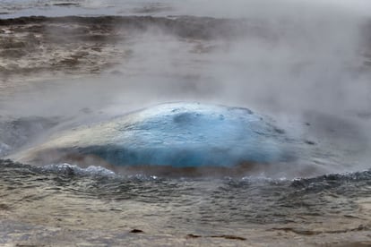 La burbuja de agua del géiser Strokkur justo antes de estallar y convertirse en una columna de vapor de más de 15 metros de altura. Está situado en Geysir, uno de los lugares más visitados en Islandia.