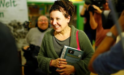 Olga Tokarczuk chega a evento após o anúncio de seu prêmio Nobel.