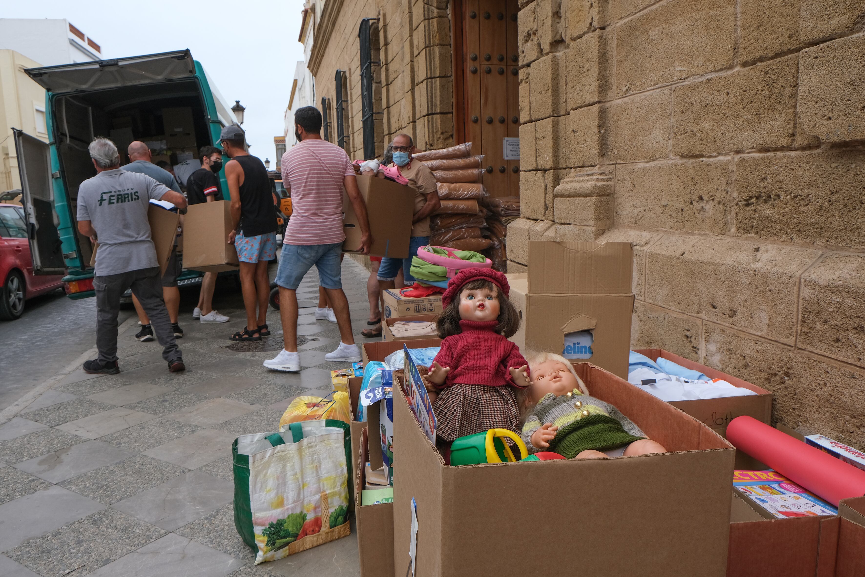 Los vecinos roteños se volcaron en la recogida de ropa y alimentos para las familias afganas que llegaron a la base en agosto pasado.