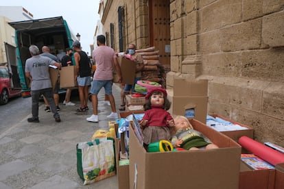 Vecinos de Rota se organizan para recoger productos de primera necesidad y hacerlos llegar a los refugiados afganos.