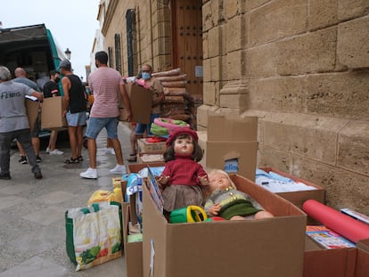 Vecinos de Rota se organizan para recoger productos de primera necesidad y hacerlos llegar a los refugiados afganos.