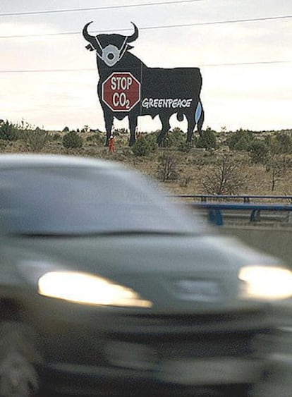 Así luce hoy un toro de Osborne a la salida de Madrid por la A-1.