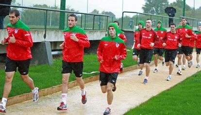 Los jugadores del primer equipo del Athletic, durante el entrenamiento en Lezama.