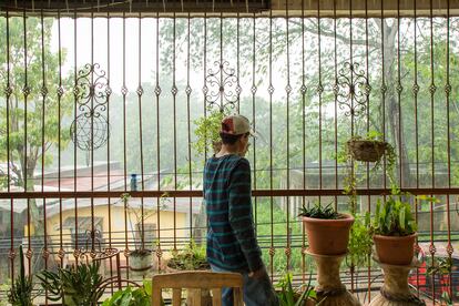 La lluvia inunda partes del norte de Honduras en otoño. Joshuar se refugia en la terraza de la bodega para almorzar. Un pequeño descanso