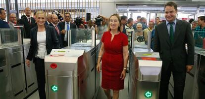 La Presidenta de la Comunidad de Madird, Cristina Cifuentes, junto a la Ministra de Fomento, Ana Pastor y el Alcalde de Torrejon de Ardoz, Ignacio Vazquez Casavilla.