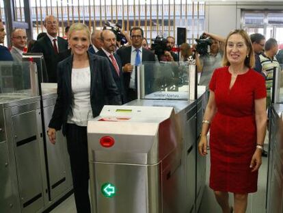 La Presidenta de la Comunidad de Madird, Cristina Cifuentes, junto a la Ministra de Fomento, Ana Pastor y el Alcalde de Torrejon de Ardoz, Ignacio Vazquez Casavilla.