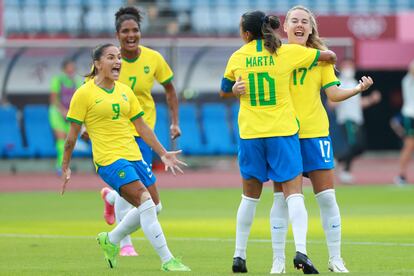 Marta comemora com Andressinha, Debinha e Duda um gol brasileiro na estreia.