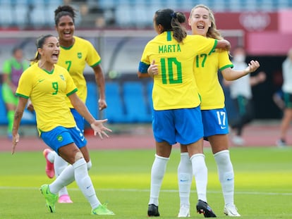 Marta comemora com Andressinha, Debinha e Duda um gol brasileiro na estreia.