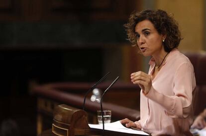 La ministra de Sanidad, Montserrat Dolors, en el Congreso.