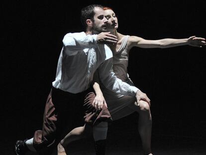 Dos de los bailarines durante la coreograf&iacute;a &#039;La Stravaganza&#039; de Preljocaj.