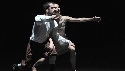 Dos de los bailarines durante la coreograf&iacute;a &#039;La Stravaganza&#039; de Preljocaj.