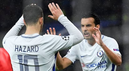 Hazard celebra su gol con Pedro.