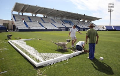 Puesta a punto del Estadio de Butarque para el estreno en Primera Division del Club Deportivo Leganés.