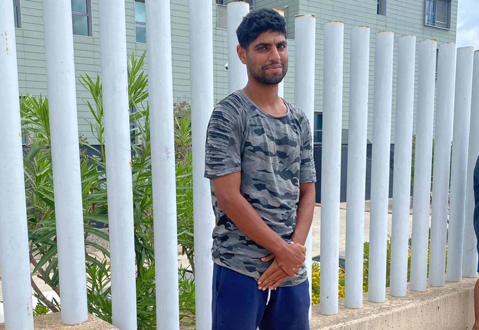 Yassin Moncif, de 29 años, en la parte trasera del hospital universitario de Ceuta, el jueves 20 de agosto de 2026