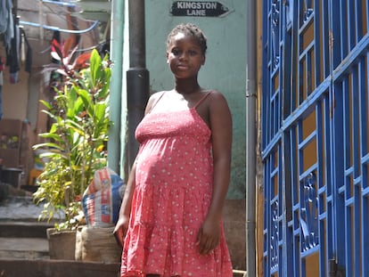 Saina Fofanah, de 12 años, un mes antes de dar a luz en Sierra Leona, el país del mundo con la tasa de mortalidad materna más alta del mundo.