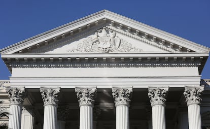 La fachada del antiguo Congreso, que se prepara para la decisión de los constituyentes.