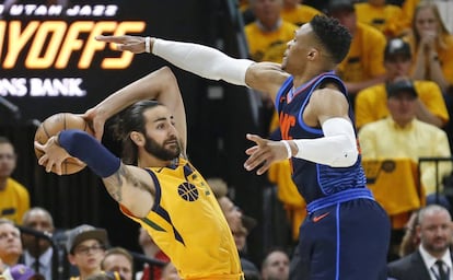 Westbrook tapona a Ricky Rubio.