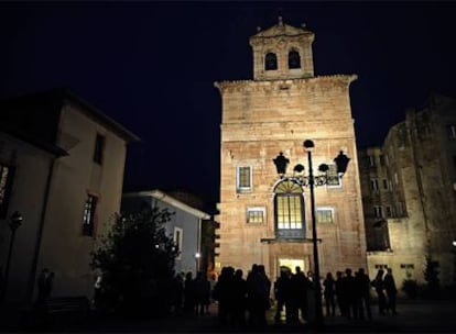 Fachada de la capilla de los Dolores, en Grado (Asturias). A la izquierda, la Casa de Cultura.