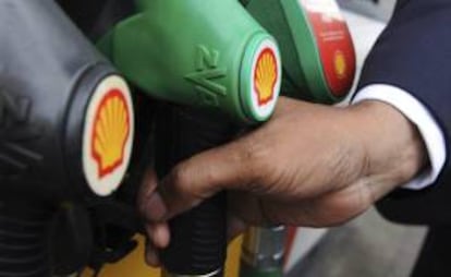 Un hombre se dispone a repostar gasolina en una estación de servicio de Shell en Londres, Reino Unido.