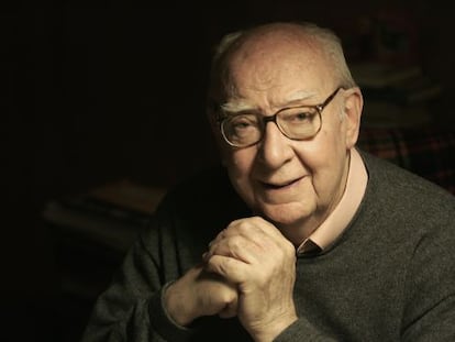 El director de cine Jos&eacute; Luis Borau, fotografiado en su casa de Madrid.