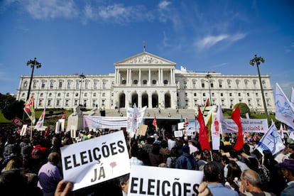 Varios miles de personas se han congregado delante del Parlamento, en el centro de Lisboa, para protestar contra los presupuestos de 2014.