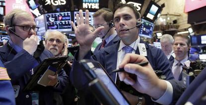 Agentes bursátil en el parqué de Wall Street