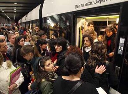 Usuarios esperan para entrar en un convoy en la estación de Xàtiva.