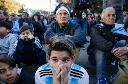selección de Argentina miran un partido de la copa Mundial 2018 en una plaza en Buenos Aires.