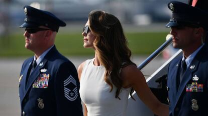 Hope Hicks bajando el pasado agosto del Air Force One