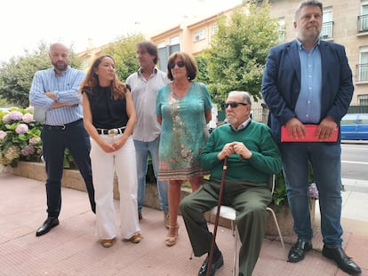 Los padres y los hermanos de Déborah Fernández-Cervera, flanqueados por sus dos abogados, el viernes tras anunciar en Vigo que pedirán el sobreseimiento.