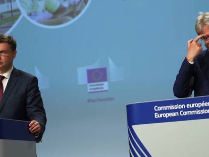 El vicepresidente ejecutivo de la Comisión, Valdis Dombrovskis, y el comisario de Economía de la Comisión, Paolo Gentiloni, en una comparencia conjunta en Bruselas.